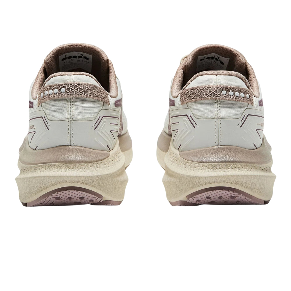 Diadora Women's Mythos Blushield Vigore V - BlackToe Running