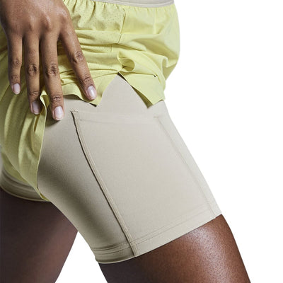 On Women's 3" Performance 2/1 Shorts - BlackToe Running#colour_limelight-sand
