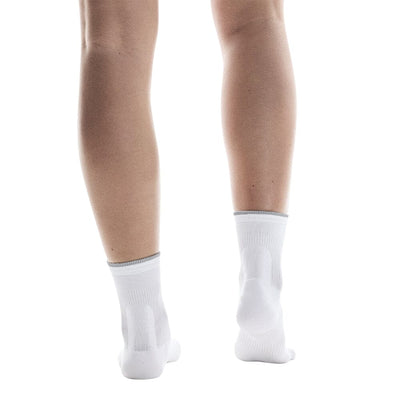 On Elite Run Ultralight Cushion Crew Socks - BlackToe Running#colour_white-ivory