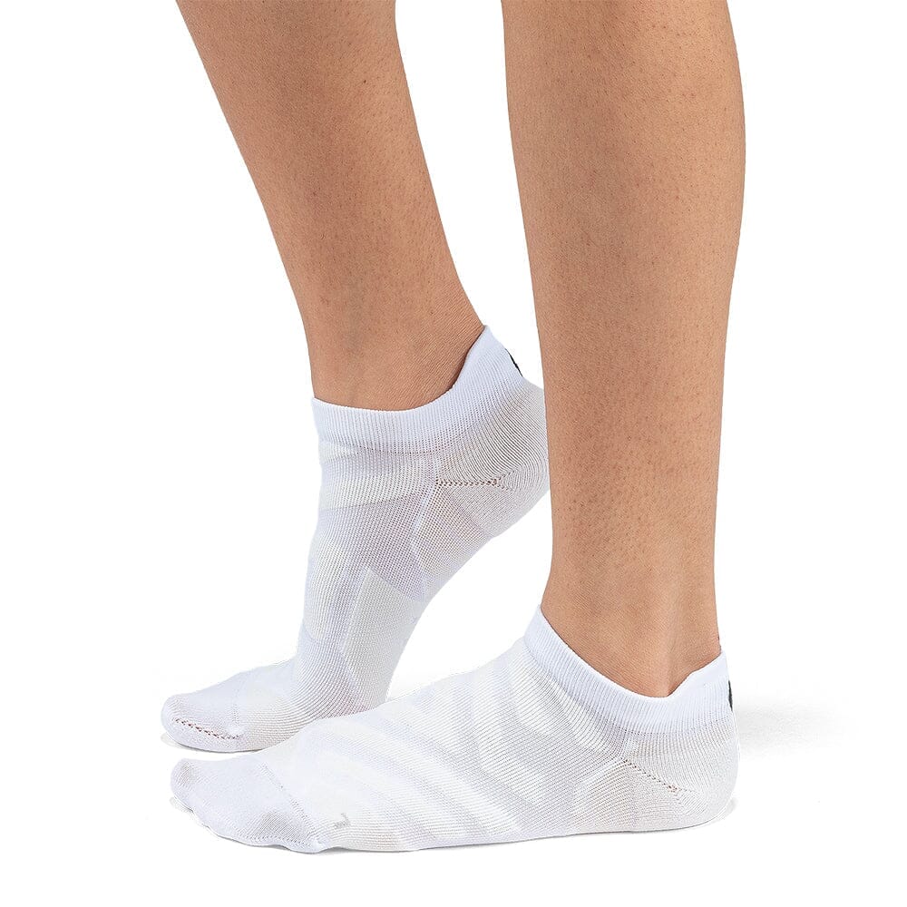 On Women's Performance Ultralight Cushion Tab Socks - BlackToe Running
