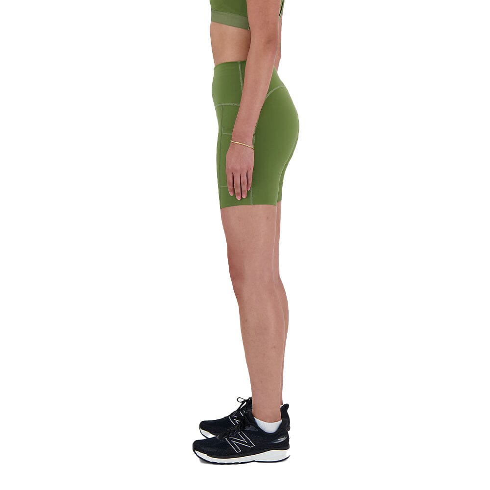 New Balance Women's Sleek Pocket High Rise Short 6" - BlackToe Running