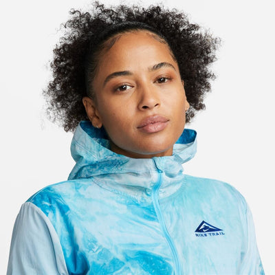 Nike Women's Repel Trail Running Jacket Women's Tops - BlackToe Running#colour_football-grey-baltic-blue-hyper-royal